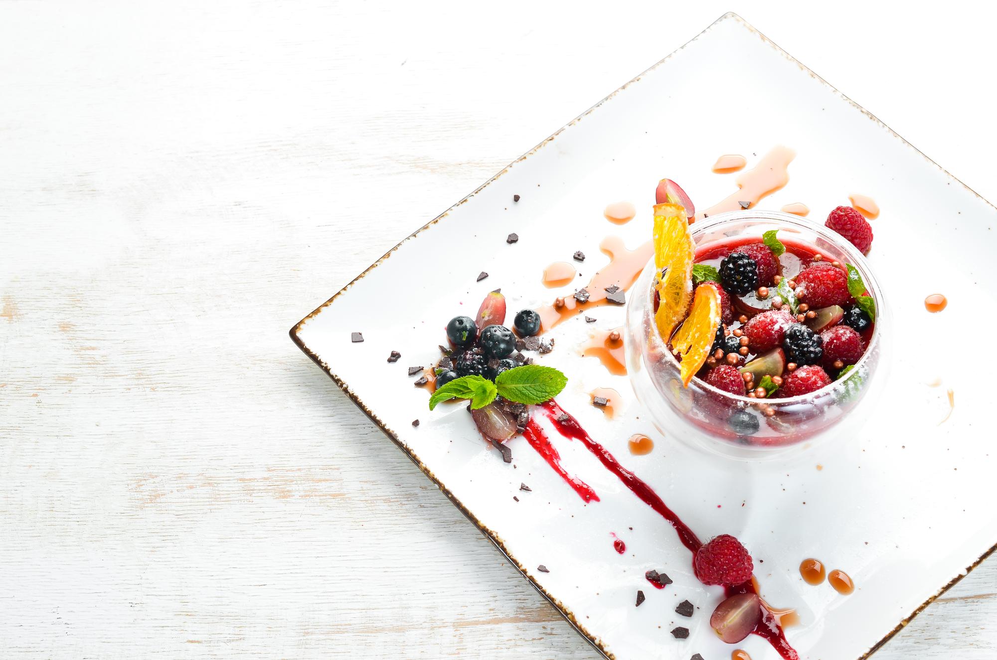 Dessert moderno con salsa frutta